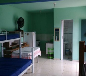 Pousada kitnet Guaratuba quartos com cozinha e WC individual 4