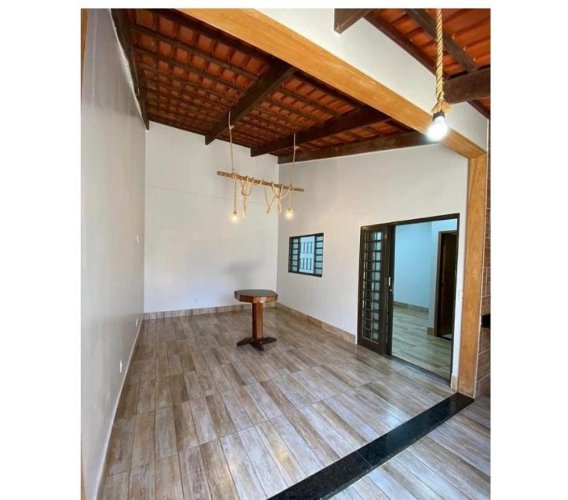 Casa com 4 quartos sendo 2 Suítes